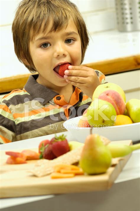 Niño comiendo una fruta