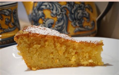 Tarta decorada con naranja y almendra