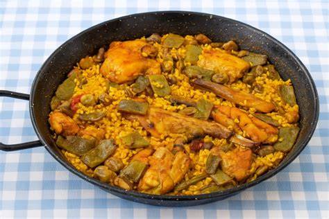 Preparación de pollo y conejo para la paella