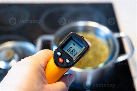 Termómetro de cocina midiendo la temperatura del agua