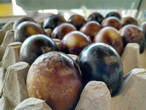 Imagen de huevos negros de aspecto volcánico en una mesa