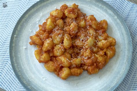 Plato de ñoquis de calabaza con salsa carbonara