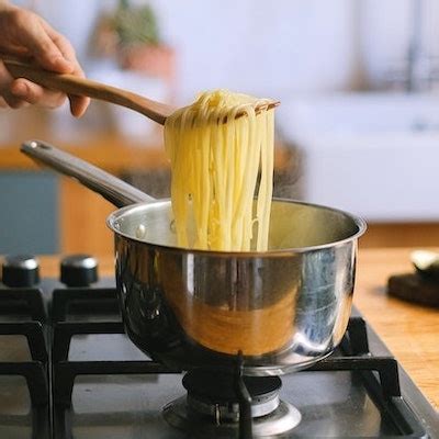 Pasta cociéndose en agua hirviendo