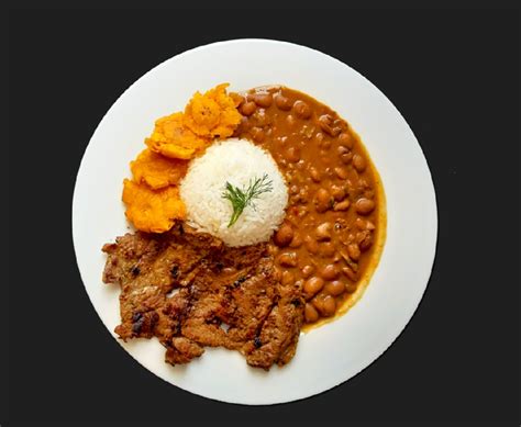 Plato típico ecuatoriano de arroz con menestra, carne y ensalada