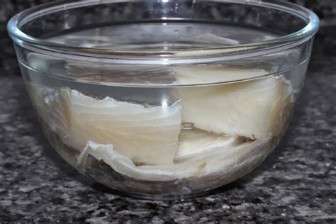 Bacalao en remojo en un bol con agua