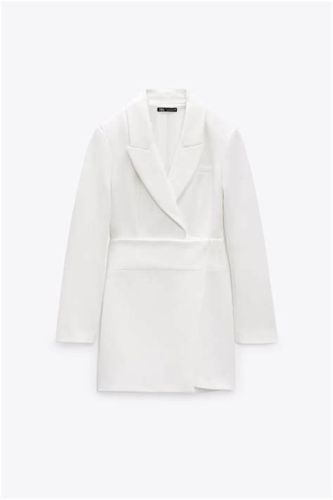 Variedad de blazers blancos disponibles en Zara