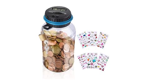 Niños decorando una hucha con forma de brócoli