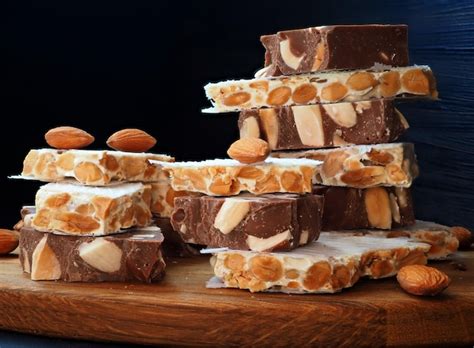 Turrón duro de Alicante sobre una tabla de madera