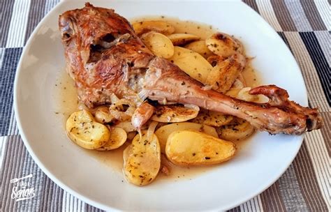 Paletilla de cordero asada con patatas y verduras