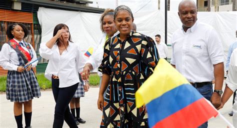 Ministra de Educación Aurora Vergara y directivos de Crepes & Waffles en la entrega del Colegio La Leona