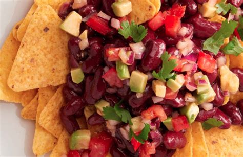 Nachos vegetarianos con alubias negras y aguacate