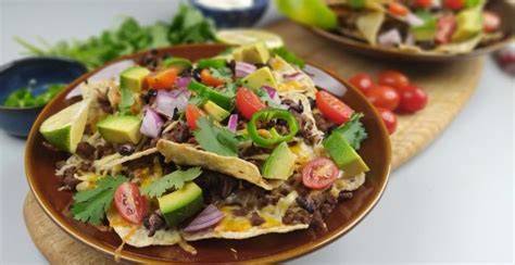 Plato terminado de nachos con alubias