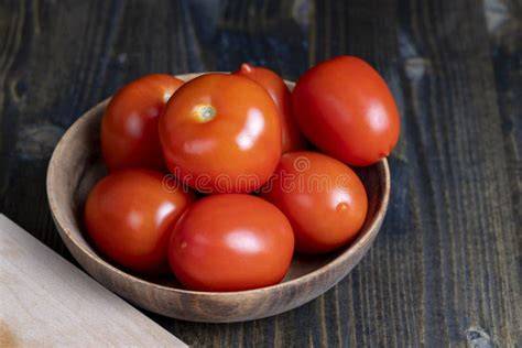 Tomates frescos en un bol