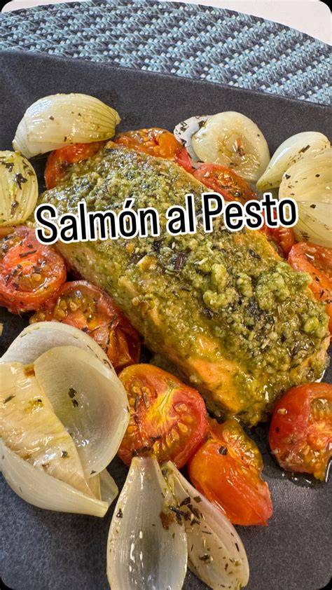 Tomates cortados con sal y ralladura de lima