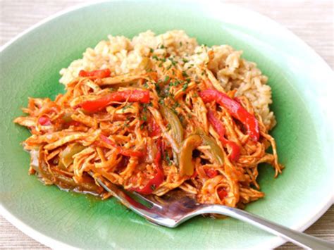 Ropa vieja de pollo acompañada de arroz integral y ensalada