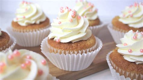 Buttercream de vainilla sobre cupcakes