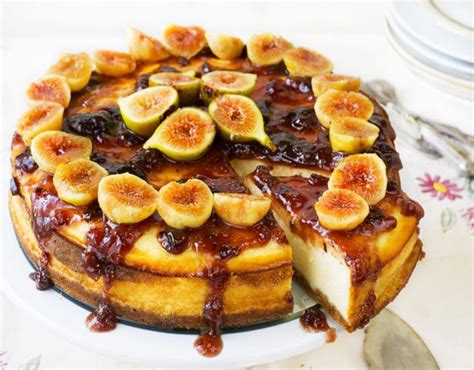 Tarta de queso decorada con láminas de higos