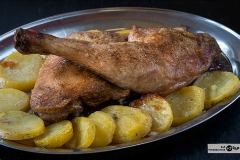 Muslos de pavo en una bandeja de horno con patatas y manzanas