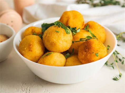 Plato de bolitas de patata doradas recién hechas