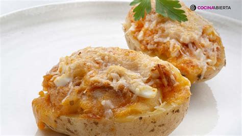 Interior de una bolita de patata rellena de huevo y atún