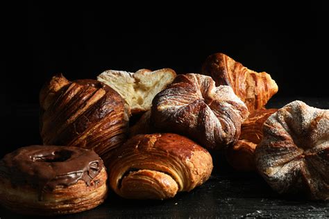 Variedad de croissants y bollería fermentada