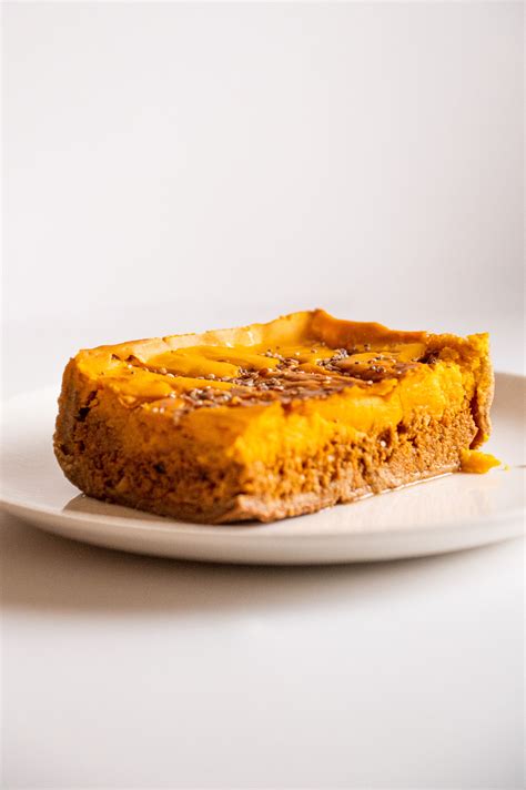 Pastel de calabaza y soja texturizada emplatado