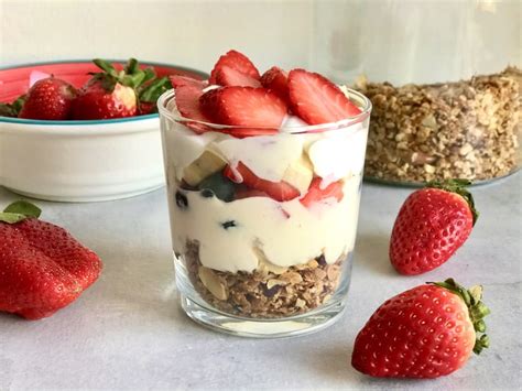 Vasitos de yogur con frutas y granola