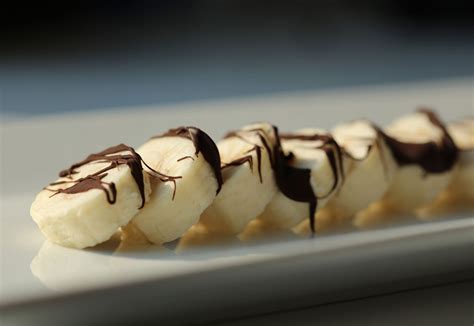 Postre de plátano con chocolate derretido