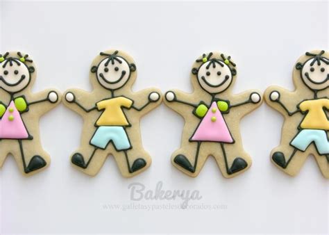 Niños haciendo galletas en forma de vaca