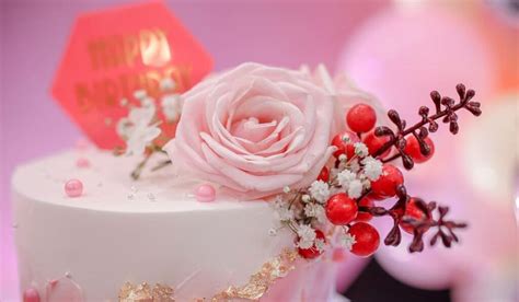 Pastel elegante decorado con pétalos de rosa naturales