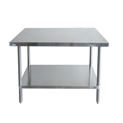 Mesa de trabajo con ingredientes para repostería y pétalos de rosa