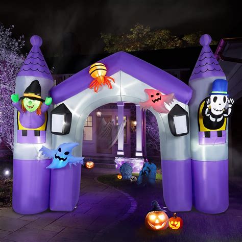Figuras inflables de Halloween en un jardín