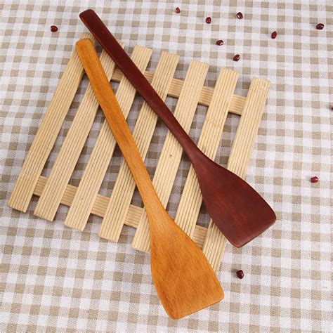 chef volteando un crepe con una espátula de madera