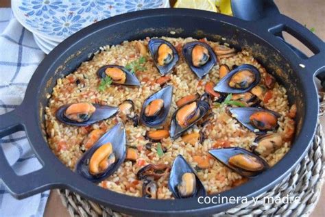 Arroz terminado con mejillones y un toque de limón