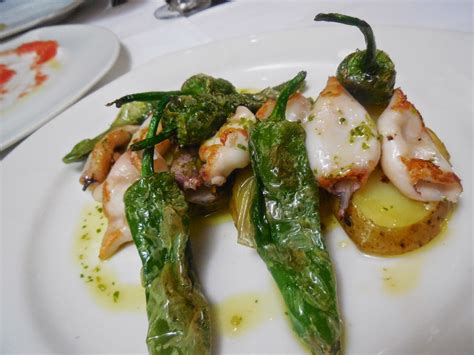 Plato de chipirones con pimientos de Padrón