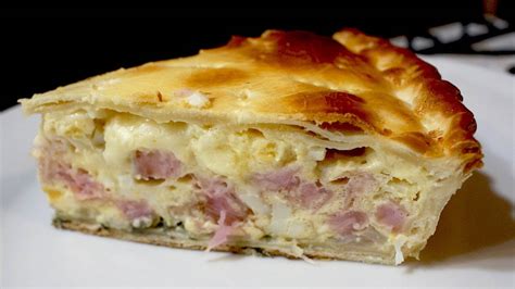 Tarta de jamón y queso lista para servir