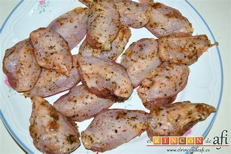 Pechugas de codorniz friéndose en una plancha