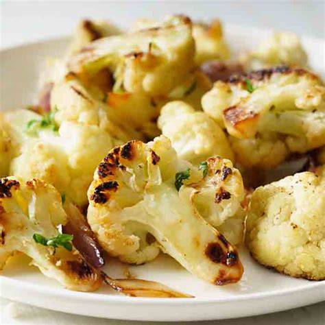 Coliflor asada en una bandeja de horno