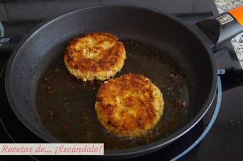 Hamburguesas de garbanzos recién hechas en la sartén