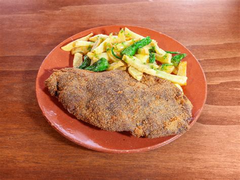 Cachopo, ensalada, pimientos de padrón y patatas en Más Corazón (Madrid)