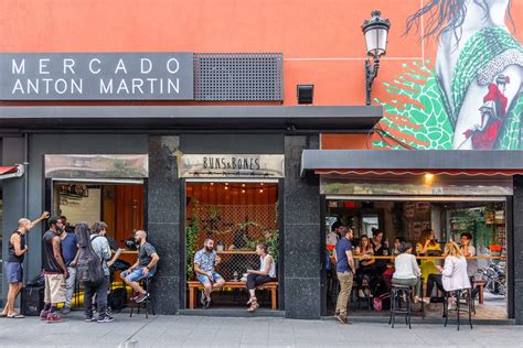 Interior del Mercado de Antón Martín con sus diversos puestos