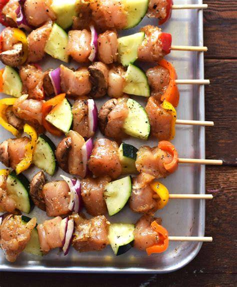 Variedad de brochetas: carne, pollo, vegetales