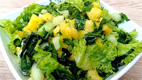 Ensalada fresca con legumbres y hojas verdes