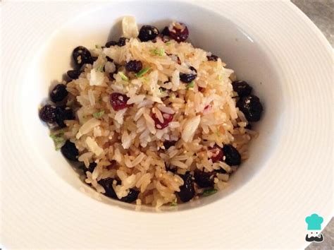 Plato de arroz con nueces y tortilla