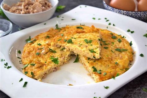 Tortilla de atún con acompañamiento