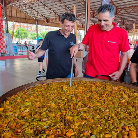 Deportistas disfrutando de una paella