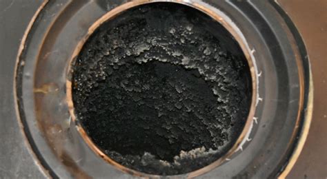 Limpieza de un conducto de chimenea para eliminar hollín