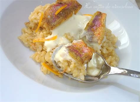 Arroz con salmonetes terminado en plato de cocina