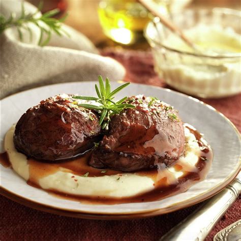 plato servido de carrilleras con salsa y guarnición