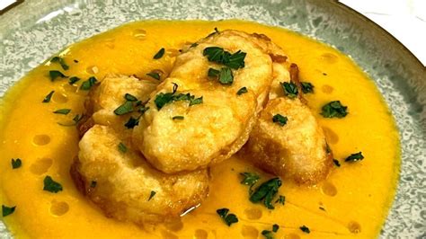 Presentación de la merluza a la cazuela con crema de calabaza